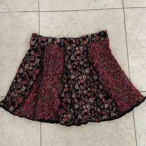ZARA FLOWERS WAVY SKIRT. SIZE LARGE. NEVER WORN